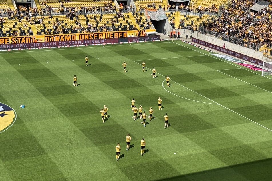 Das Dynamo-Team macht sich warm auf dem Rasen.
