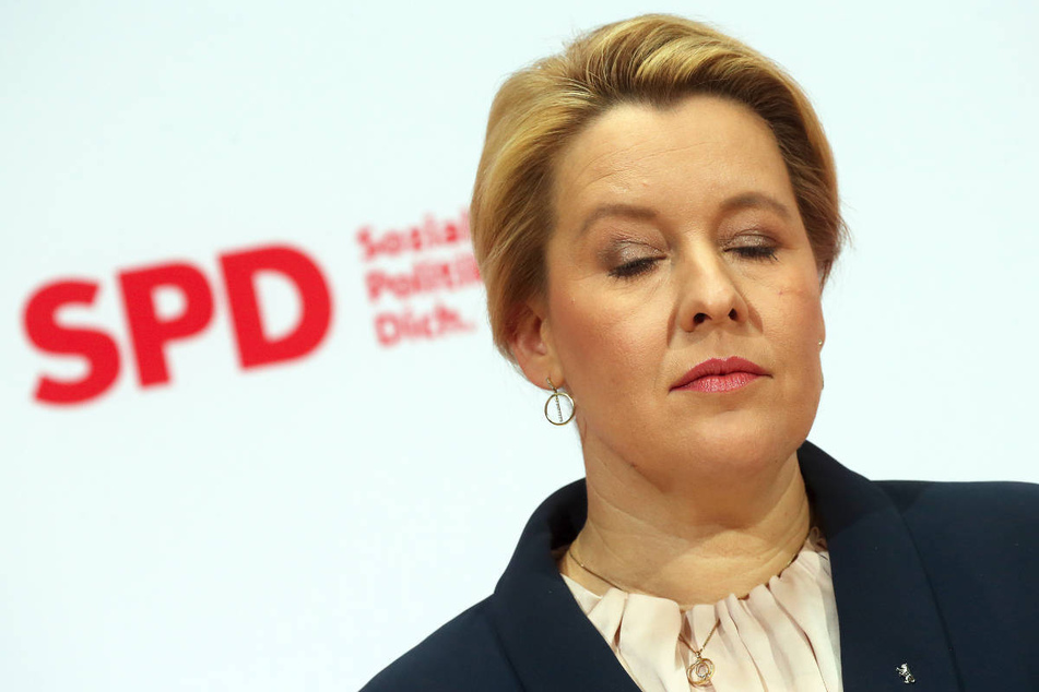 Franziska Giffey (44, SPD) hat dem Landesvorstand ihrer Partei am Montagabend mitgeteilt, dass sie nicht an ihrem Amt klebe, ist jedoch mit dem Mandat für Regierungsverhandlungen betraut worden.