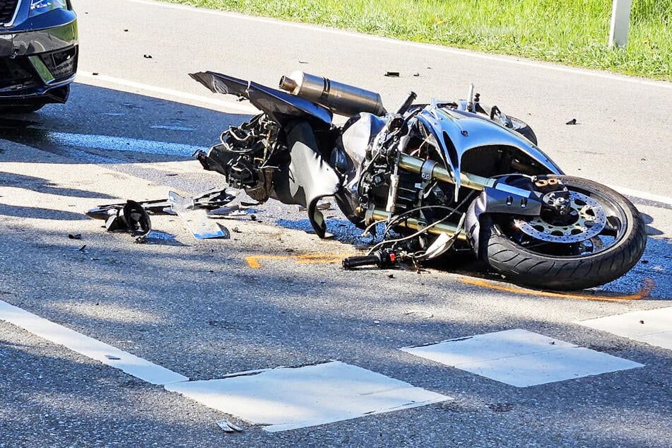 Ein Motorradfahrer (†22) hat bei einem folgenschweren Unfall auf der ST2013 am Donnerstagnachmittag in Bayern sein Leben verloren.