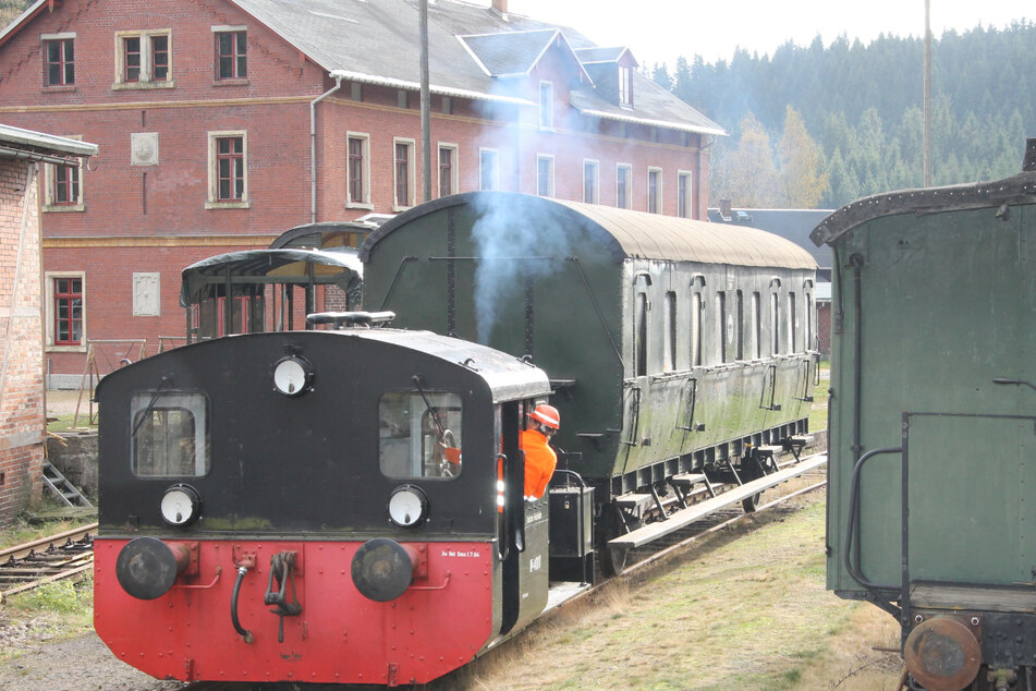 Von der Museumsbahn Schönheide werden regulare öffentliche Fahrten angeboten.  So wie hier mit den historischen Waggons schwebten beim Nostalgie-Express in Wilzschhaus.  (Archive image)
