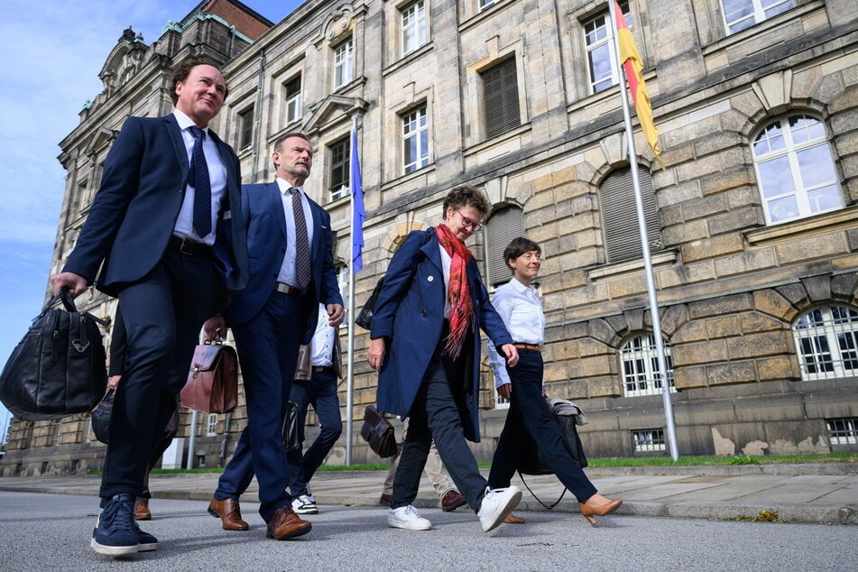 Trafen am Montag zu weiteren Sondierungen in der Dresdner Staatskanzlei ein: Marcel Machill sowie die Vorsitzenden Jörg Scheibe, Sabine Zimmermann und Doreen Voigt (alle BSW)