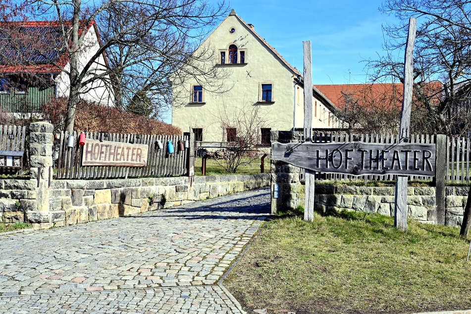 Am Sonntagnachmittag steht das Stück "Anderthalb Stunden zu spät" auf dem Spielplan des Hoftheaters.