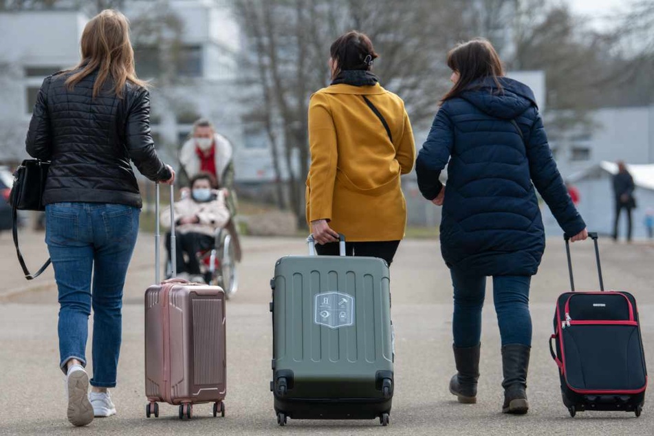 Ellwangen im März: Drei aus der Ukraine stammende Frauen gehen in der Landeserstaufnahmestelle für Flüchtlinge zu ihrem Quartier.