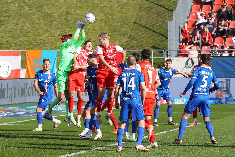 Speziell bei hohen Bällen war Bethke (in grün) laut FCE-Trainer Wollitz eine Bank.