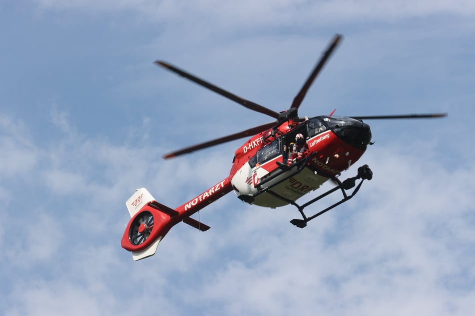 Ein Rettungshubschrauber kam bei der Rettung zum Einsatz. (Symbolbild)