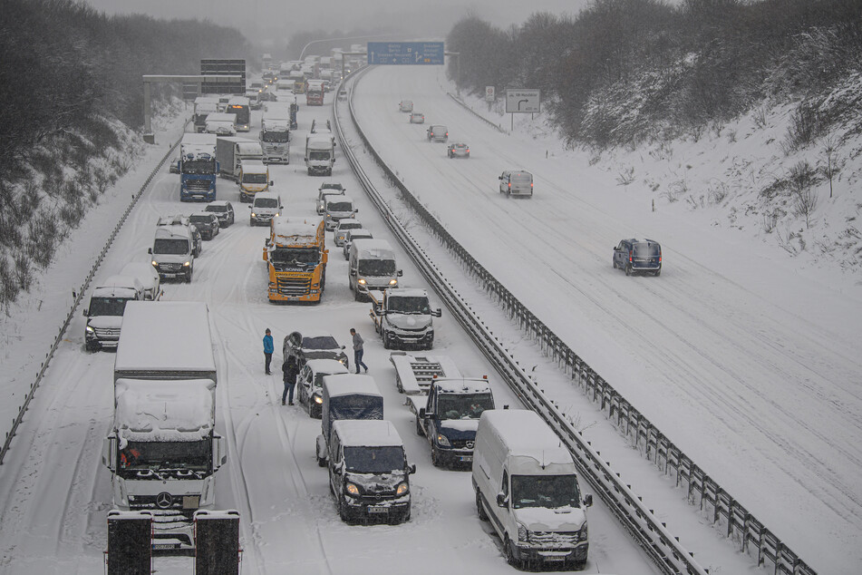 Das heftige Winter-Wetter sorgten auf der A4 für kilometerlange Staus.