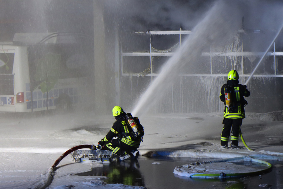 Omnibusse am Bahnhof ausgebrannt: Feuerwehr kämpft stundenlang gegen Flammen