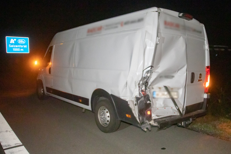 Der weiße Fiat-Transporter ist von der Kollision ebenfalls gezeichnet.