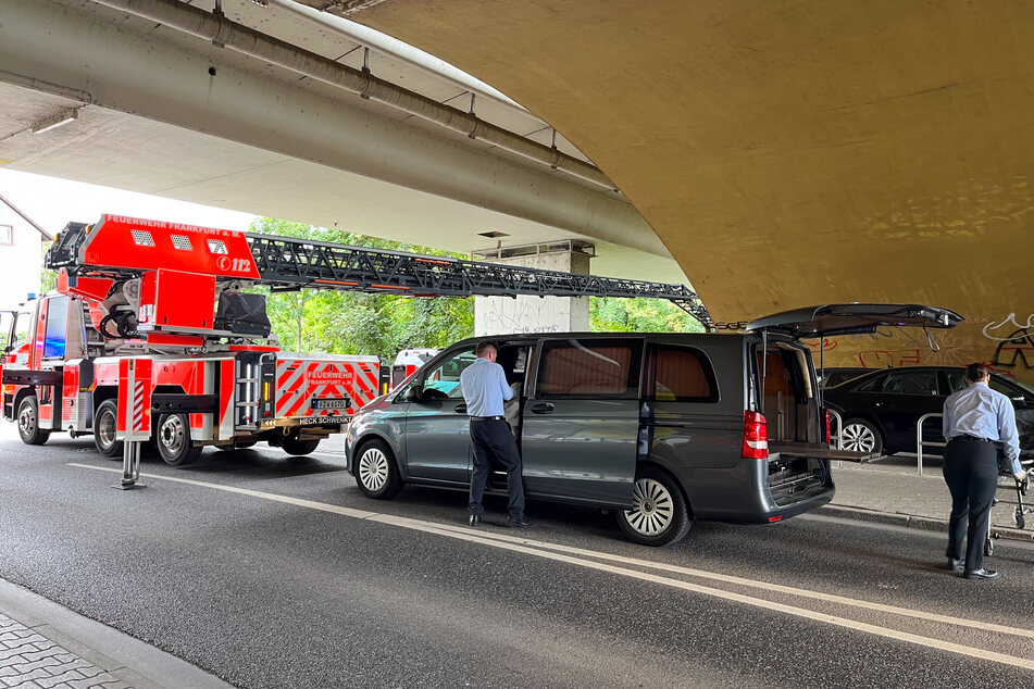 Neben der Kriminalpolizei und einem Leichenwagen war auch die Frankfurter Feuerwehr am Fundort zugegen.