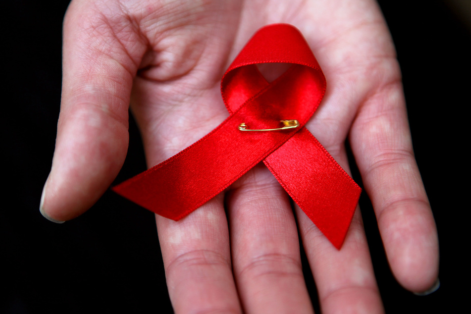 Eine Aids-Schleife zum Zeichen der Solidarität. In der breiten Bevölkerung scheint das Unwissen über HIV weiterhin sehr verbreitet zu sein.