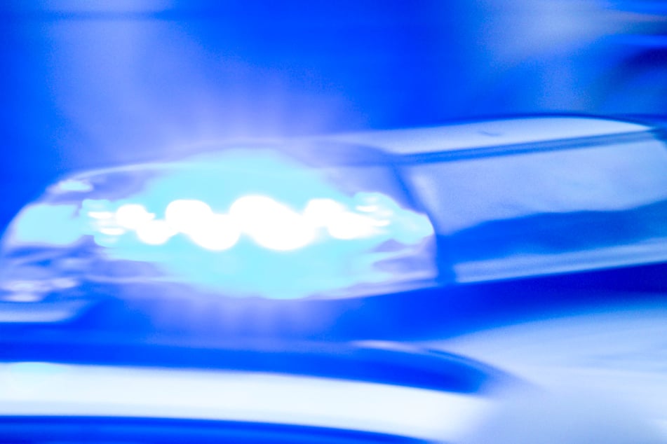 Häufig geben sich die Betrüger als Polizisten oder Staatsanwälte aus. (Symbolbild)