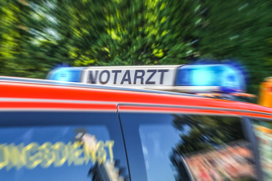 Bei einem heftigen Crash in Zwickau wurden am Montag drei Menschen schwer verletzt. (Symbolbild)