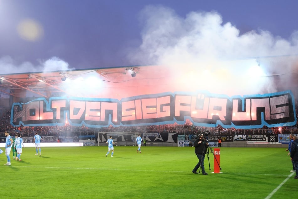 Die CFC-Fans begeisterten mit einer eindrucksvollen Choreografie und einem Spruchband: "Holt den Sieg für uns!" Doch es blieb bei der Hoffnung.