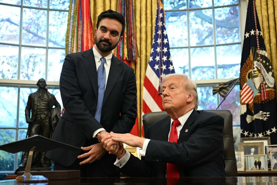 President Donald Trump (r.) shakes hands with New York Mayor-elect Zohran Mamdani as they meet in the Oval Office of the White House on November 21, 2025.