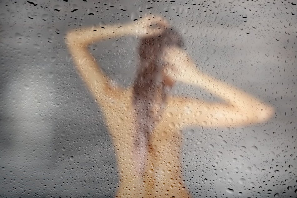 Praktisch: Während Du duschst, kann die Feuchtigkeit in der Dusche Falten in Klamotten wieder ausbügeln.