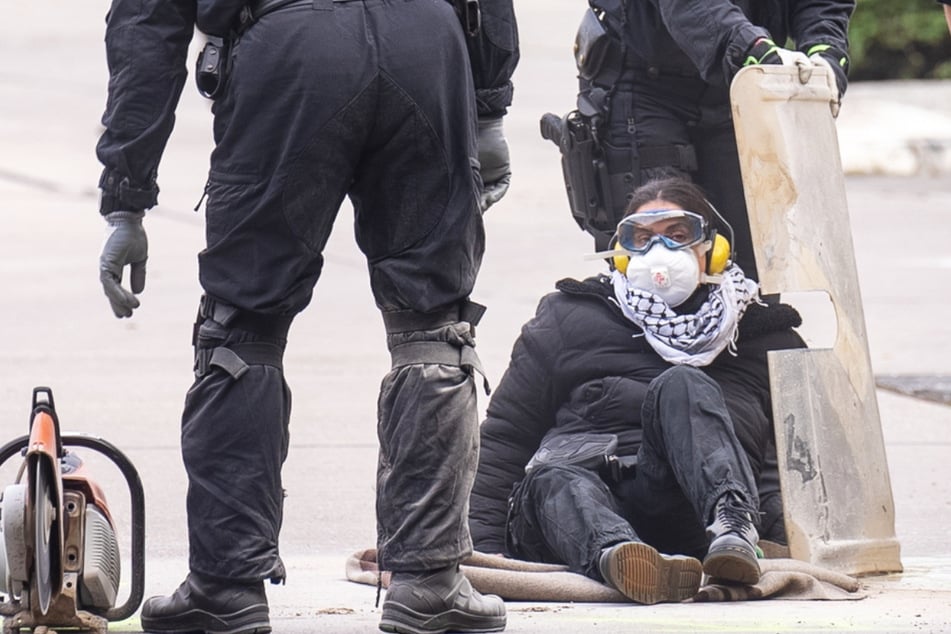 Protest in Mainz-Weisenau: Spezialisten der Polizei lösten festgeklebte Aktivisten "schonend von der Fahrbahn".