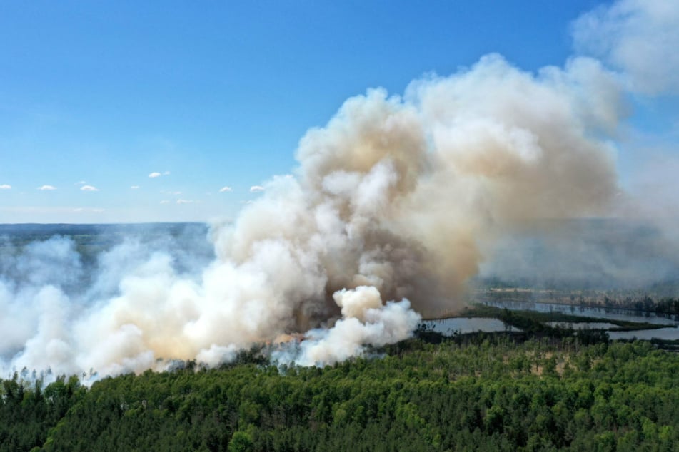 Blick auf eine Rauchwolke während eines Waldbrandes im Loben-Moor zwischen Gorden-Staupitz, Hohenleipisch und Plessa.