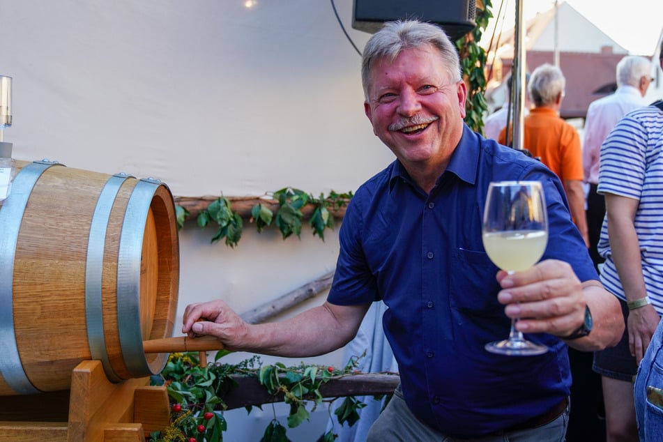Radebeuls Oberbürgermeister Bert Wendsche (61) begrüßte die Besucher.