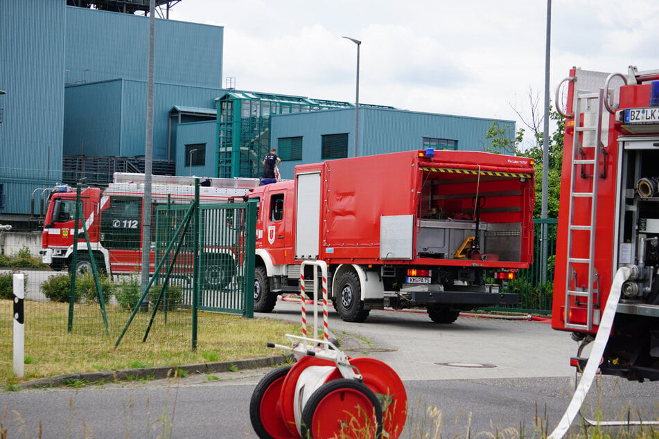 Die Feuerwehr ist seit circa 9 Uhr vor Ort.