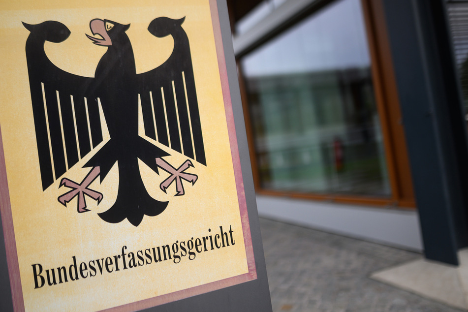 Ein Hinweisschild mit dem Bundesadler und dem Schriftzug "Bundesverfassungsgericht" steht vor dem Gericht.