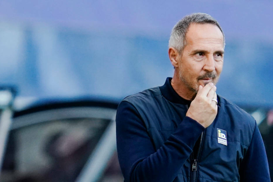 Eintracht-Coach Adi Hütter tut sich schwer, eine Prognose über die Rolle seiner Mannschaft in dieser Bundesliga-Saison abzugeben. (Archivbild)