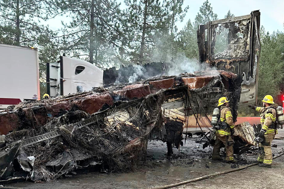 Süße Sauerei auf der Autobahn: Schoko-Laster geht in Flammen auf