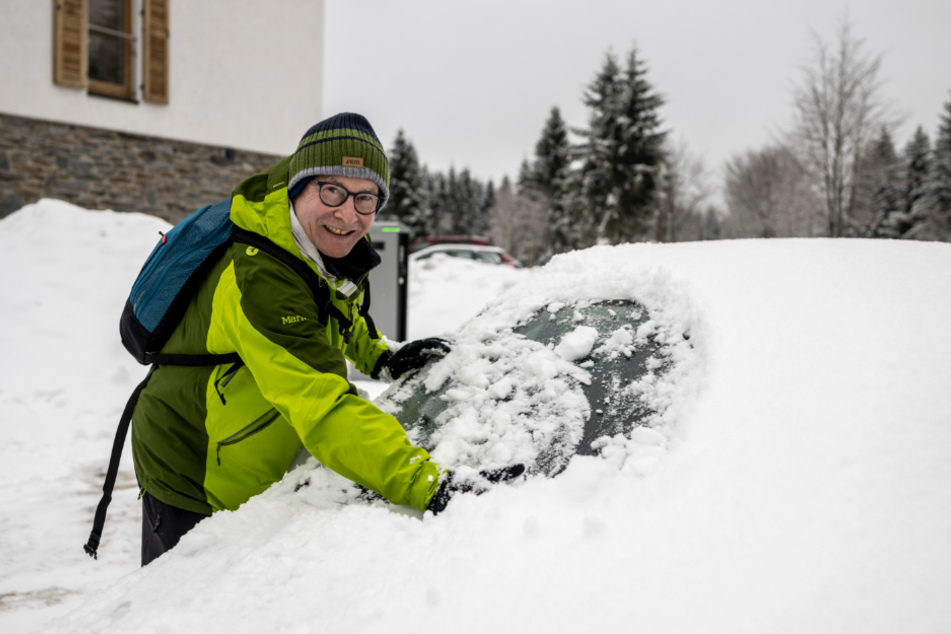 In Schöneck gab es pünktlich zum Ferienstart viel Neuschnee, wie Urlauber Helmut Ursin (67) am Freitag feststellte.