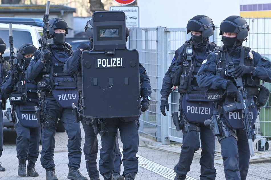 Leipzig: Zeuge will Waffe gesehen haben: Spezialeinheit rückt zu Leipziger Parkhaus aus!