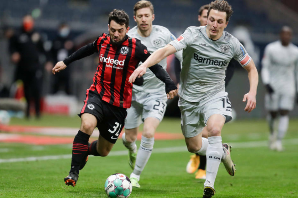 Torschütze Amin Younes von Eintracht Frankfurt (l.) im Zweikampf mit Bayer Leverkusens Julian Baumgartlinger (r.) beim 2:1-Heimsieg der Hessen.