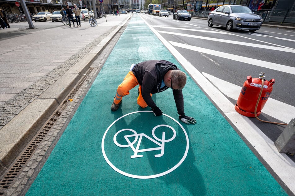Die grünen Radwege sollen Radfahrer sichtbarer machen und sich optisch von den anderen Fahrspuren abheben. (Archivbild)