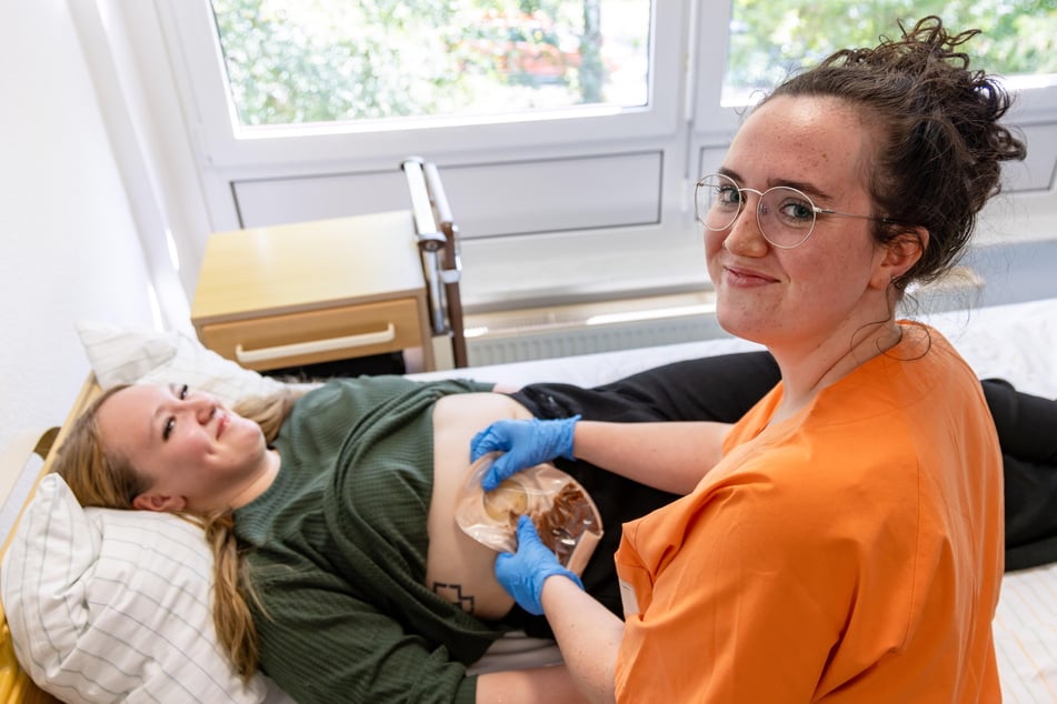 Hier übt Anna Telle für den internationalen Wettkampf: Sie bringt an "Patientin" Celine Göthel (22) einen Beutel für einen künstlichen Darmausgang an.