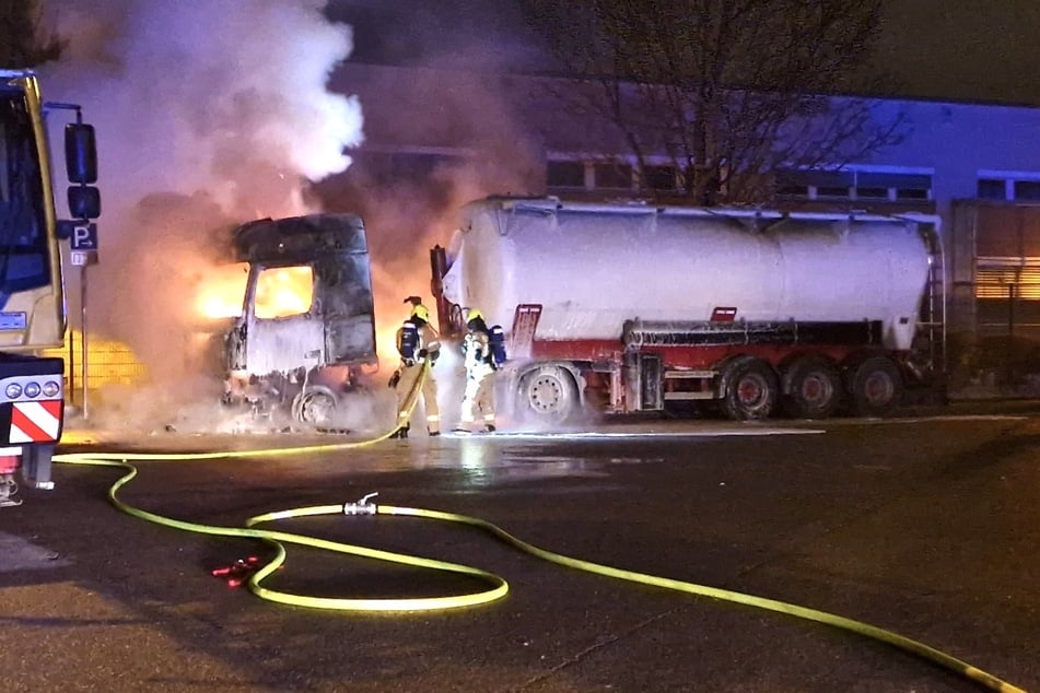 Die Brandbekämpfer löschten teilweise mit Schaum.