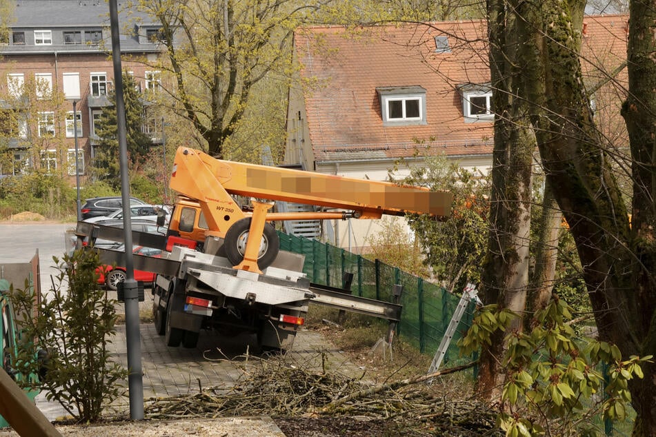 Offenbar war eine Hebebühne umgekippt.