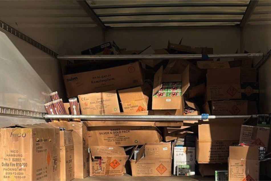 In Kreuzberg haben Polizeibeamte bei Kontrollen mehr als eine Tonne illegales Feuerwerk sichergestellt.