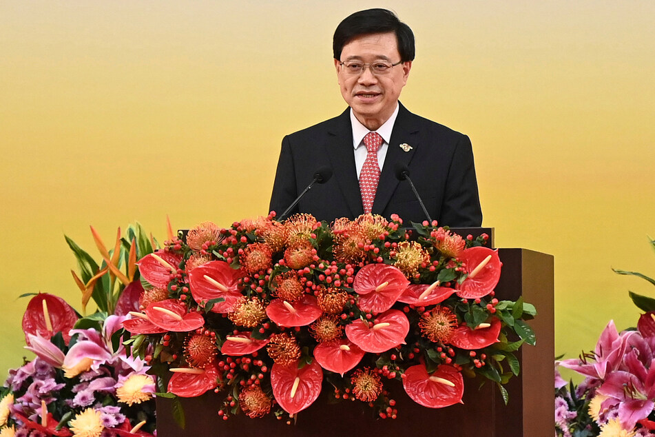 Hongkongs Regierungschef John Lee (64) zeigte sich tief betroffen. Er versprach Aufklärung.