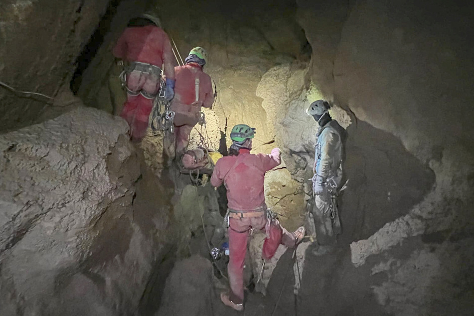 Retter brachten den erkrankten Forscher aus der dritttiefsten Höhle der Türkei.