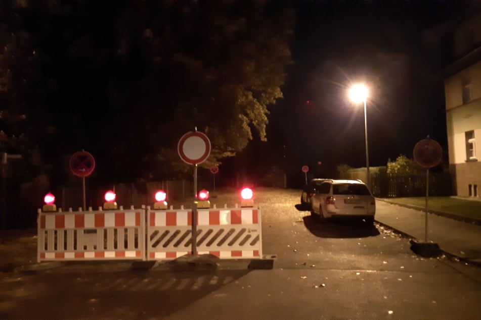 In einer Nacht- und Nebelaktion wurden parkende Autos im Stadtteil Holzhausen von Halteverbotsschildern eingekesselt.