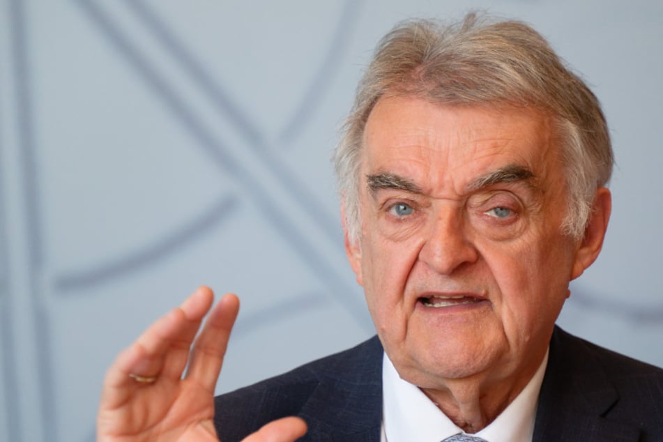 Mit seinen neuesten Äußerungen scheint Herbert Reul (73, CDU) neues Öl ins Feuer mit den Bundesligaklubs zu gießen.