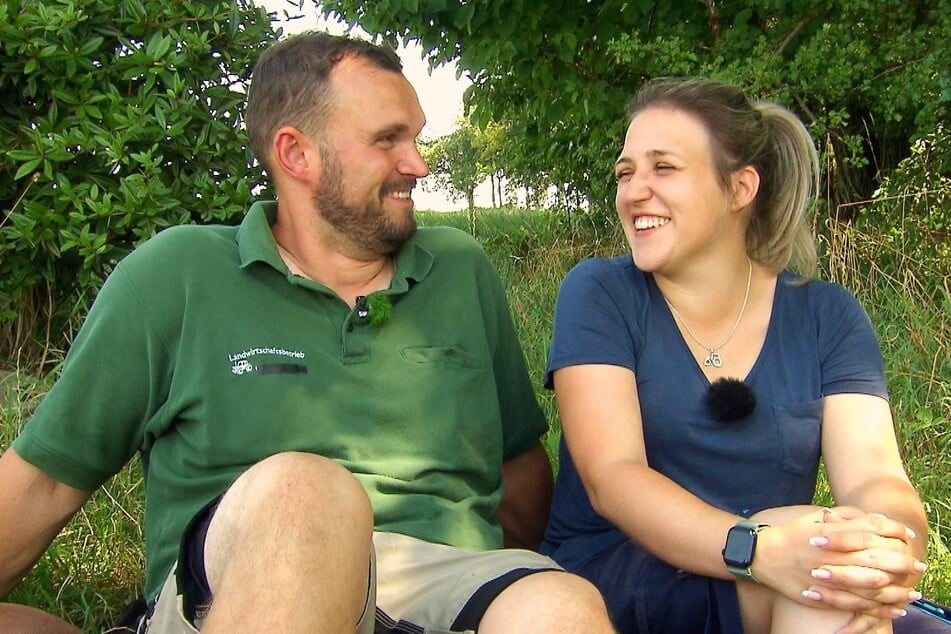 Die Chemie zwischen dem 32-jährigen Landwirt und der Feuerwehrfrau scheint zu stimmen.