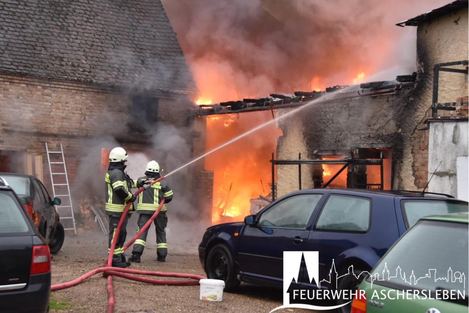 Werkstatt steht in Flammen: Brand greift auf angrenzende Gebäude über!