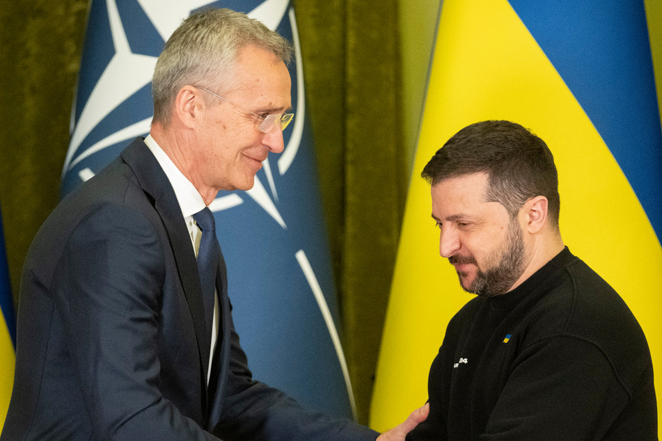 Nato-Generalsekretär Jens Stoltenberg (l., 64) reicht dem ukrainischen Präsidenten Wolodymyr Selenskyj (45) die Hand.
