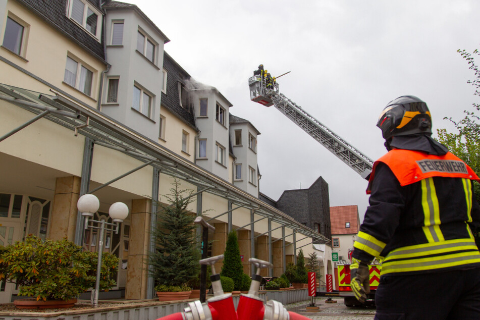 Feuerwehrleute löschten das Feuer in einer Wohnung aus dem dritten Stock.