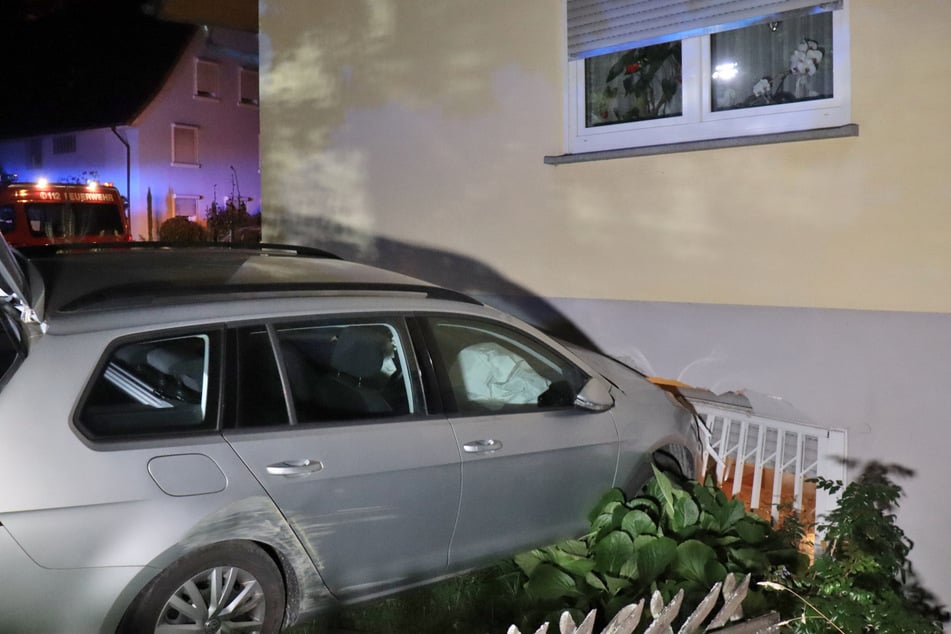 Der 18-Jährige verlor die Kontrolle und krachte in eine Hauswand.