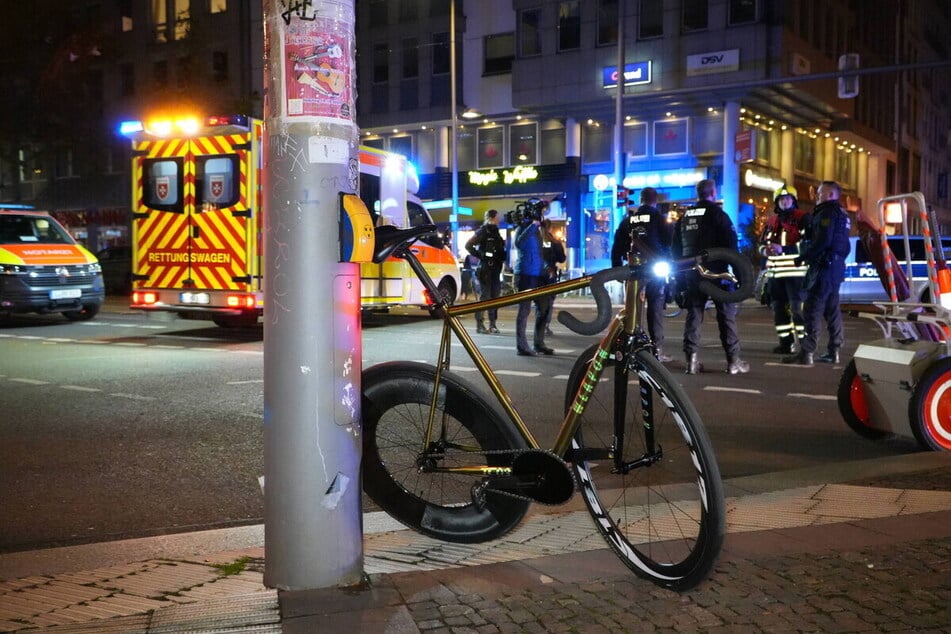 Das Rennrad des jungen Mannes. Offenbar krachte er mit voller Wucht in die Beifahrerseite des VWs.
