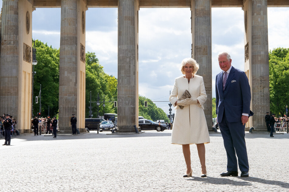 Der damalige Prinz Charles und seine Ehefrau Camilla, damalige Herzogin von Cornwall, bei ihrem Deutschland-Besuch 2019 vor dem Brandenburger Tor.