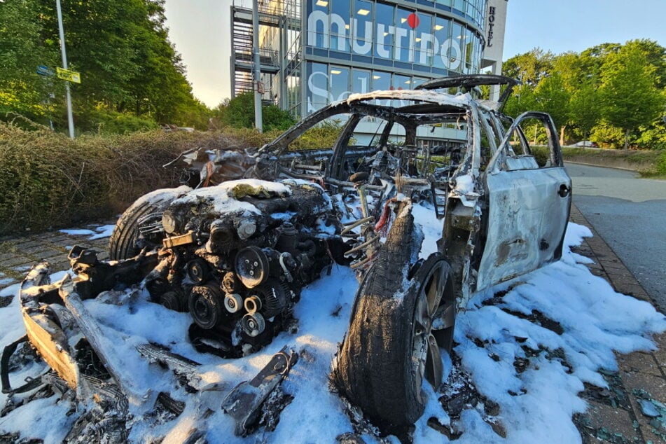 An der Leipziger Straße brannte ein BMW komplett aus.