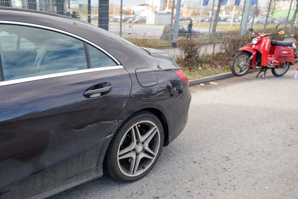 Der Moped-Fahrer wurde dabei verletzt, beide Fahrzeuge erlitten Schäden.