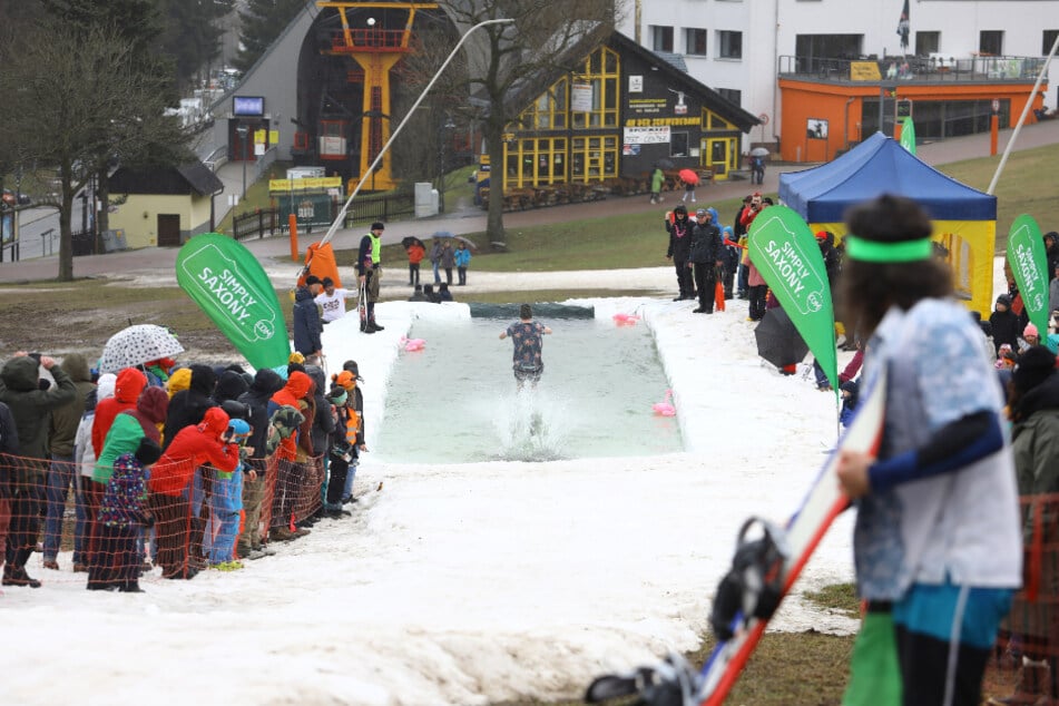 Mit wenig Anlauf endete die letzte Abfahrt am Fichtelberg im Wasserbecken.