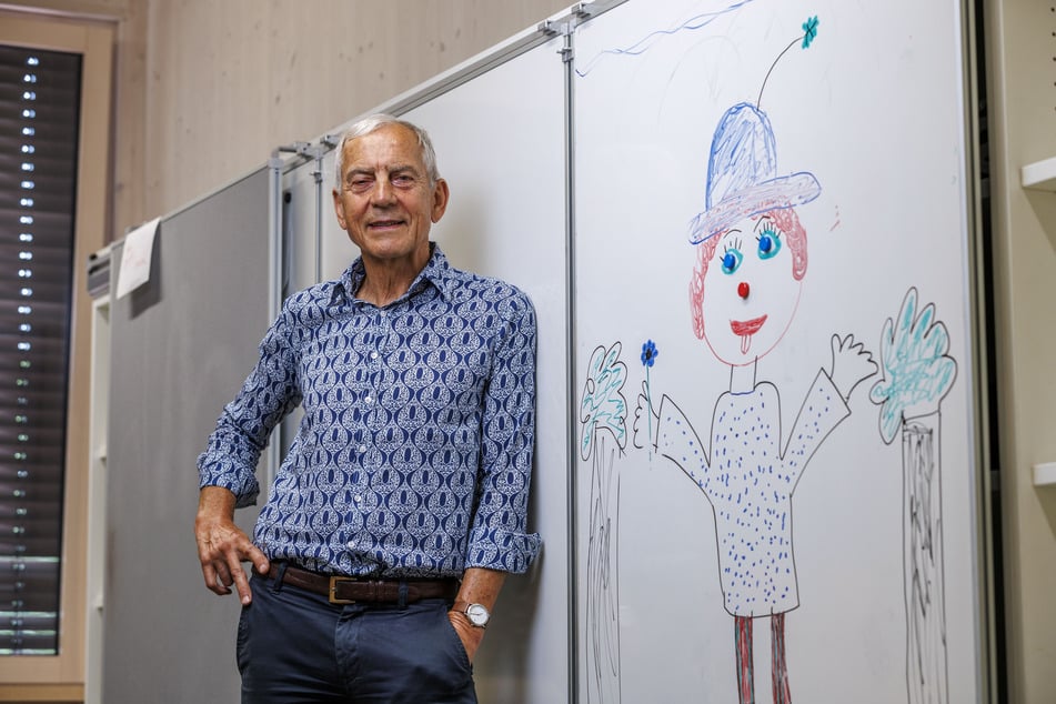 Das Klima an der 33. Grundschule sei sehr gut. Vor allem die Arbeit der Lehrer begeistere den "Senior-Streitschlichter" immer wieder. Doch wie überall, "tun sich eben manche Kinder schwer, entweder schulisch oder im Sozialverhalten", erklärt Michael Laniado (74).