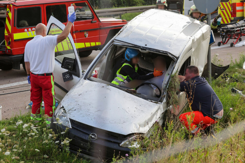 Am Montag hat sich ein Opel auf der A4 überschlagen. Der Fahrer wurde verletzt.